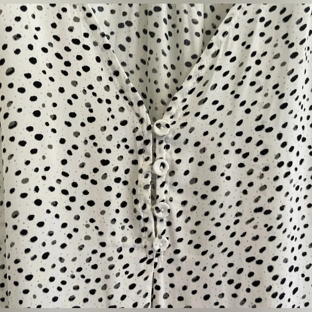 Elegant Black and‎ White Polka Dot Blouse - Picture 3 of 6